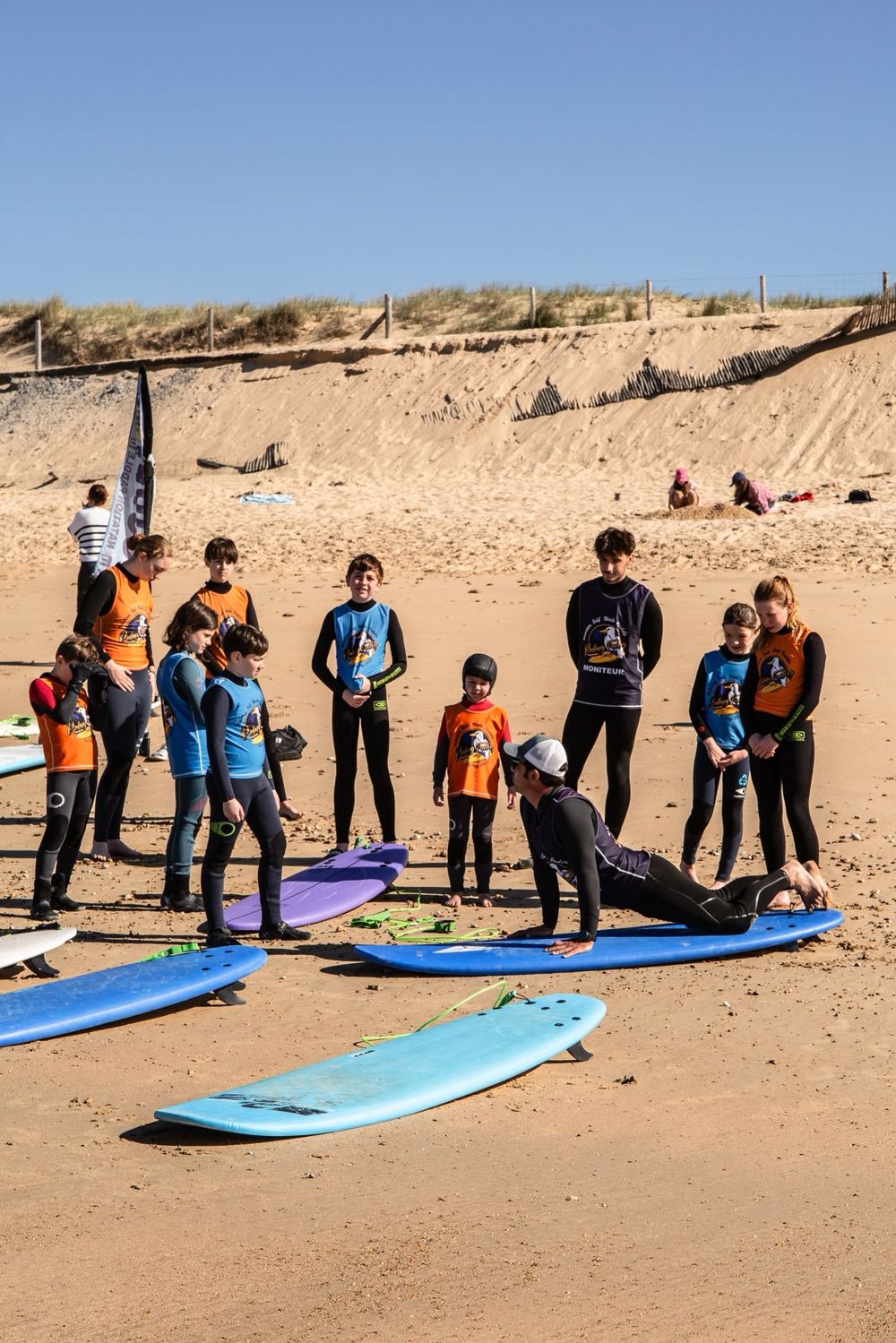 Groupe d'enfants en stage sur la plage