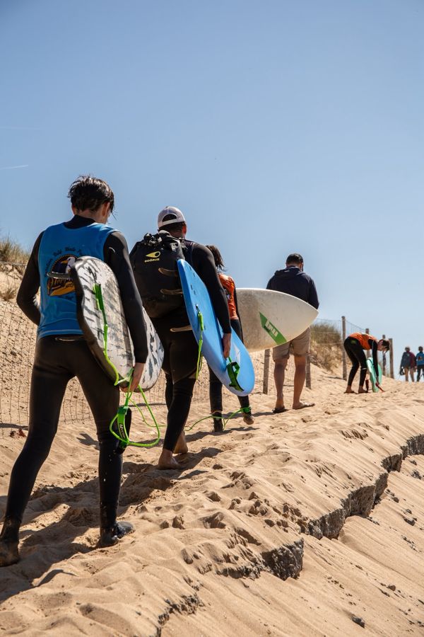 Montée de la dune, planches sous le bras