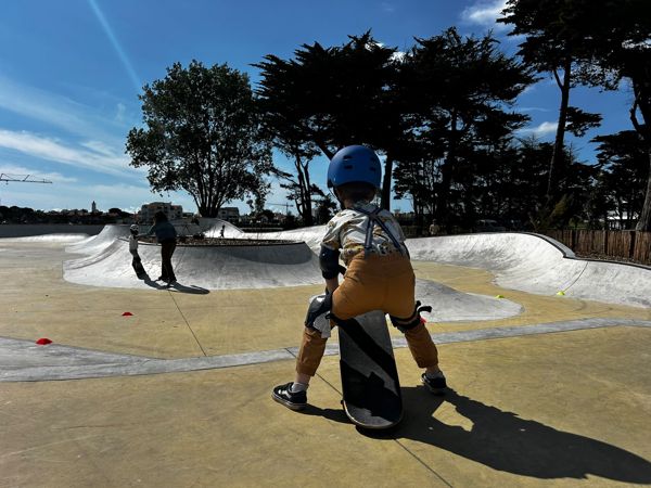Jeune skateur assis sur sa planche