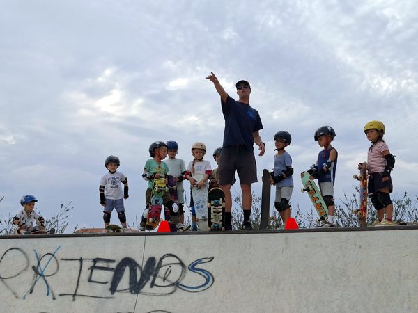 Le groupe de skateurs en haut de la rampe avec le moniteur