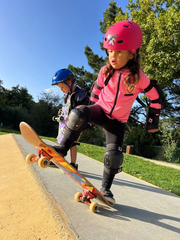 Petite skateuse au casque rose