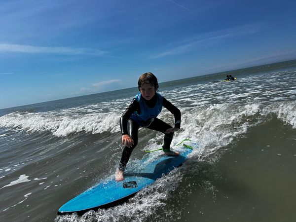 Jeune surfeur sur une vague