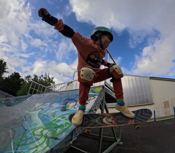 Skateur en l'air au-dessus du module