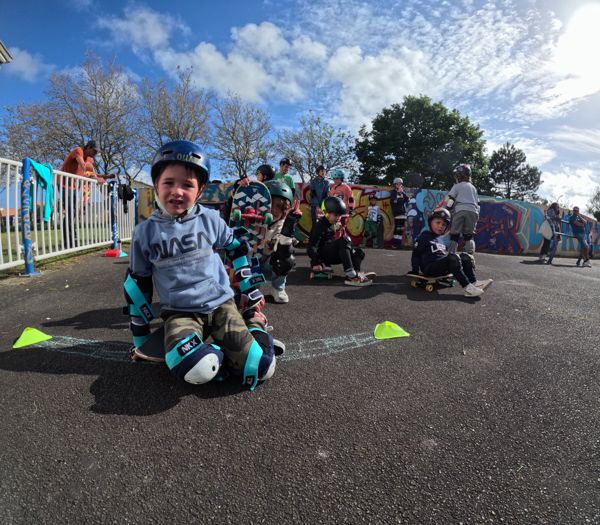 Groupe de jeunes skateurs