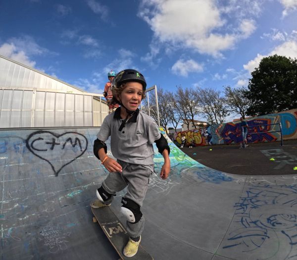 Jeune skateur en descente de rampe