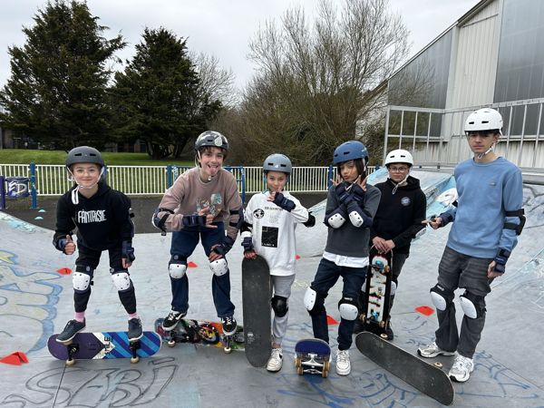 L'équipe skate de la Riding au skatepark