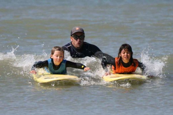 Deux petits riders au Take Off! Apprendre le Surf en s'amusant à la Riding Factory